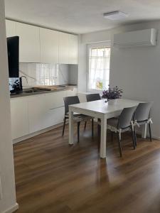 a kitchen and dining room with a table and chairs at Appartamento al Gallo con terrazzo in Arco