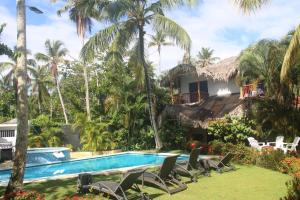 un complejo con piscina y palmeras en VillasMana Complex PlayaBonita LasTerrenas Samana NearBeach WiFi en Las Terrenas