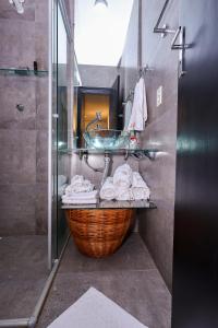 uma casa de banho com um lavatório e uma cesta grande em Casa aconchegante em Goiânia em Goiânia