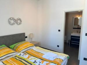 Posteľ alebo postele v izbe v ubytovaní Villa Pina Apartment Nicos 2-4 Pers