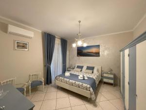 Un dormitorio con una cama y una mesa. en CASA ROSSA CASTELFIDARDO, en Castelfidardo