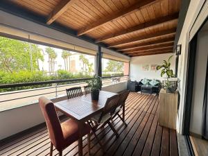 balcón con mesa de madera y sillas en una terraza en Marina Apartment, en Lagos