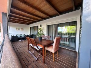 une table et des chaises en bois sur une terrasse dans l'établissement Marina Apartment, à Lagos