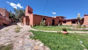蒂爾卡拉的住宿－Cabañas Tierra Andina，一座房子旁边的草场建筑
