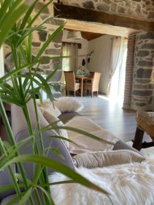 une chambre avec un lit et une table dans une pièce dans l'établissement Cottage River & Spa, à Saint-Ilpize