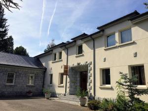 une grande maison blanche avec une allée. dans l'établissement Real Hotel, à Guardo