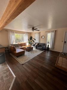 sala de estar con sofá y mesa en Cozy Cottage w/Pioneer Peak View, en Palmer