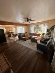 uma sala de estar com um sofá e uma mesa em Cozy Cottage w/Pioneer Peak View em Palmer