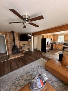 uma sala de estar com um sofá e uma ventoinha de tecto em Cozy Cottage w/Pioneer Peak View em Palmer