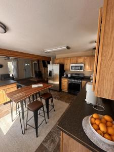 uma cozinha com uma mesa e uma bancada em Cozy Cottage w/Pioneer Peak View em Palmer