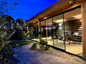 une maison avec des portes en verre et une terrasse dans l'établissement B&B de Wiekeborg, à Oude Pekela