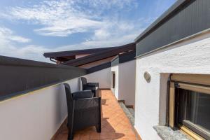 VertemateにあるVilla Frida, New Apartment Como&Milanoの建物の横に椅子付きのパティオ