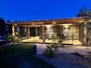 une maison avec des portes en verre et une terrasse dans l'établissement B&B de Wiekeborg, à Oude Pekela