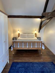 1 dormitorio con 1 cama grande en el ático en The Apple Press - Sweethay en Taunton