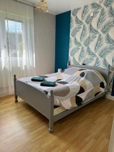 un letto in una camera da letto con parete blu di La béatitude Maison individuelle a Fauquembergues