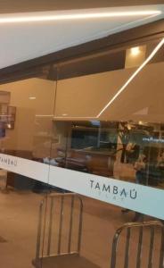 ジョアンペソアにあるHotel Littoral Tambau Flat Apt particularの窓の車の反射
