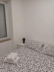 een bed met twee handdoeken in een slaapkamer bij Cuore di Napoli Centro in Napels