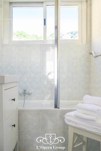 een badkamer met een douche, een bad en een wastafel bij Scent of the Sea Apartment - L'Opera Group in La Spezia