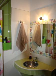 y baño con lavabo y espejo. en Κατάλυμα στην Καστοριά, en Kastoria