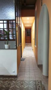 Hostel Hornocal في سان سلفادور دي خوخوي: مدخل عمارة فيها باب وأرضية بلاط