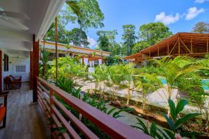 einen Blick auf den Garten vom Balkon eines Hauses in der Unterkunft Olinca Boutique Hotel in Puerto Viejo