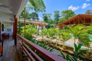 Сад в Olinca Boutique Hotel