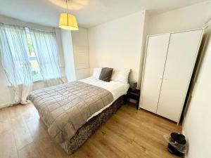 A bed or beds in a room at Comfy Room Near Bristol City Centre