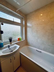 Vannas istaba naktsmītnē Urban Oasis In Harrow 2 Bed Home