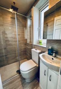 bagno con servizi igienici e lavandino di Urban Oasis In Harrow 2 Bed Home a Pinner