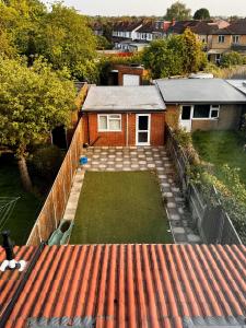 una vista aerea di una casa con cortile di Urban Oasis In Harrow 2 Bed Home a Pinner