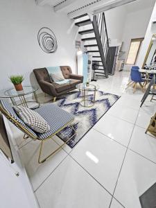 uma sala de estar com um sofá, uma mesa e cadeiras em Loft Moderno y Tranquilo # 7 na Cidade do Panamá