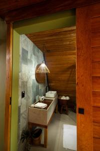 uma casa de banho com um lavatório e um WC num quarto em Cabana Ewaré em Presidente Figueiredo