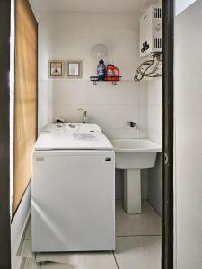 uma pequena cozinha com um lavatório e uma máquina de lavar louça em Loft Moderno y Tranquilo # 7 na Cidade do Panamá