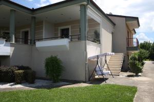 uma casa com um alpendre e uma varanda em Κατάλυμα στην Καστοριά em Kastoria