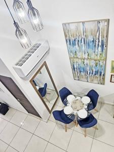 uma sala de jantar com uma mesa e cadeiras azuis em Loft Moderno y Tranquilo # 7 na Cidade do Panamá