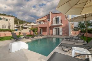 Bazén v ubytování Agapi's Oasis Villa by "elite" nebo v jeho okolí