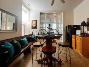 路易維爾的住宿－Mon Fournissuer 4bd Home with backyard，客厅配有沙发和桌子