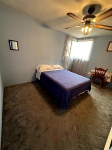 a bedroom with a bed and a ceiling fan at Cómodas y espaciosas Habitaciones para viajeros por trabajo o vacaciones in Tultitlán