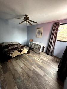 a bedroom with a bed and a ceiling fan at Cómodas y espaciosas Habitaciones para viajeros por trabajo o vacaciones in Tultitlán