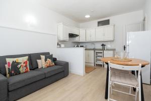a living room with a couch and a table and a kitchen at Casa El Drago 1 in Breña Baja
