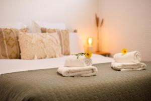 une chambre d'hôtel avec des serviettes et des fleurs sur un lit dans l'établissement Casa El Drago 1, à Breña Baja