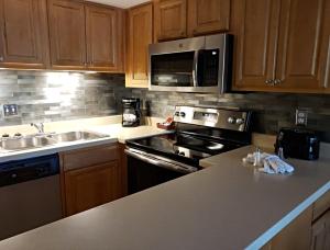 1 Bedroom Condo with full kitchen in resort, near Disney Floridaにあるキッチンまたは簡易キッチン