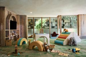 una stanza per bambini con molti giocattoli sul pavimento di Dinso Resort & Villas Phuket, Vignette Collection, an IHG Hotel a Patong Beach