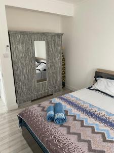 1 dormitorio con 1 cama con 2 toallas azules en Villa Olive - A two double bed Duplex at Green Village with swimming pool, en Grand Gaube