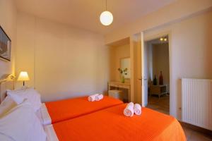 Giường trong phòng chung tại Remarkable Kefalonia Villa Villa Yu Kanda 3 Bedrooms Seafornt Spectacular Sea Views Private Outdoor Pool Assos +18 ảnh