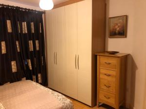 ダブリンにあるMarlay & Mountain Retreatのベッドルーム1室(ベッド1台、ドレッサー付)