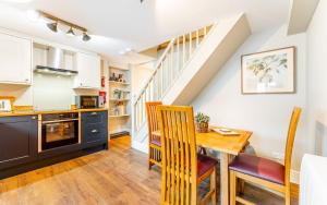 een keuken en eetkamer met een houten tafel bij Dell Cottage in Ambleside
