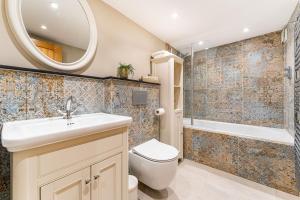 een badkamer met een wastafel, een toilet en een douche bij Dell Cottage in Ambleside +25 foto's