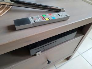 a remote control sitting on top of a drawer at Petite maison proche mer - Flamanville in Flamanville