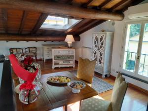 una cucina e una sala da pranzo con tavolo e sedie di Mansarda Portofino a Portofino